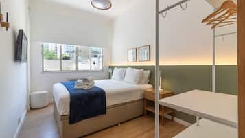 1 quarto, ferros/tábuas de passar roupa, berço de viagem