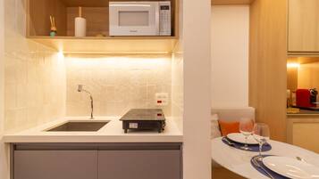 Geladeira, micro-ondas, cooktop, talheres/pratos/utensílios de cozinha