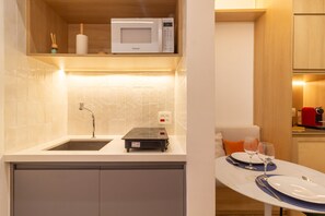 Fridge, microwave, stovetop, cookware/dishes/utensils - Cosy just a few minutes from the Lagoon | VLP412 (Rio de Janeiro)