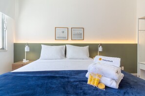 1 habitación, tabla de planchar con plancha y cuna de viaje 