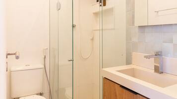 Chuveiro, secador de cabelo, toalhas de banho, shampoo