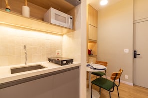 Fridge, microwave, stovetop, cookware/dishes/utensils