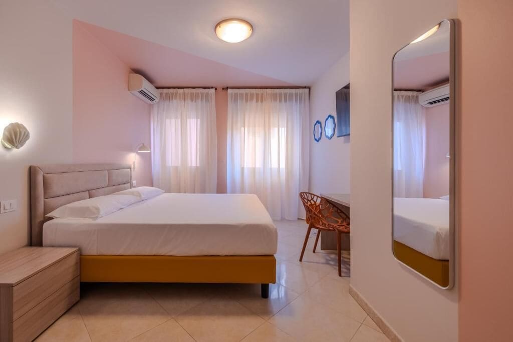 Habitación familiar, vista parcial al lago | Caja de seguridad en la habitación, insonorización y wifi gratis 