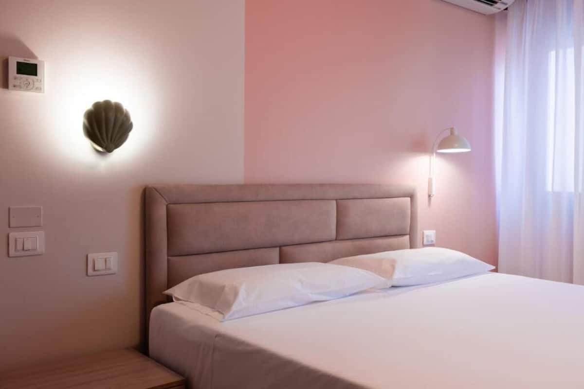 In-room safe, soundproofing, free WiFi, bed sheets