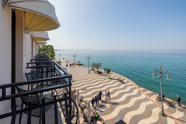 Room, Balcony, Lake View | In-room safe, soundproofing, free WiFi, bed sheets