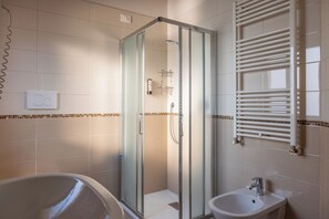 Shower, hair dryer, towels, soap - La Vista Postcard Hotel (Lazise)