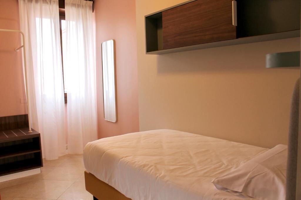 Habitación individual, vista parcial al lago | Caja de seguridad en la habitación, insonorización y wifi gratis 