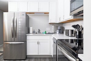 Réfrigérateur, four à micro-ondes, un four, surface de cuisson