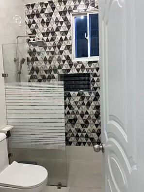 Dusche, Handtücher, Seife, Toilettenpapier