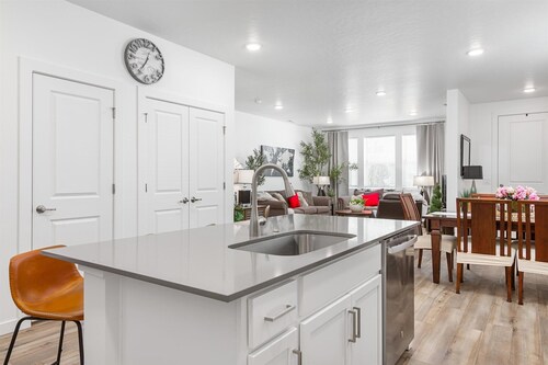 The "Honor" New 4-bdrm townhome in Eagle w/2 King Beds Pool, WiFi, 2 car Garage