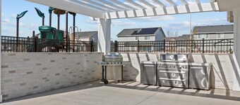  New 4-bdrm 2 1/2 bath townhome in Eagle with King Beds Pool WiFi  2 car Garage