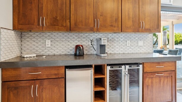 Una cocina con armarios de madera, una encimera, una cafetera y un lavavajillas.