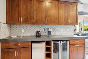 Cafetera/tetera, refrigerador, horno, placa de cocina