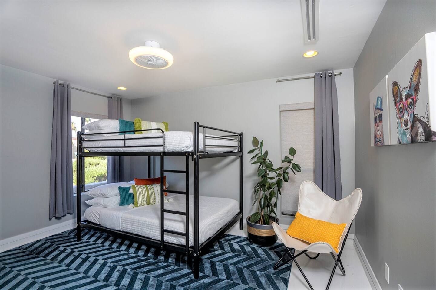 Tabla de planchar con plancha, wifi gratis, ropa de cama