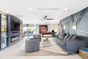 Smart-tv och eldstad