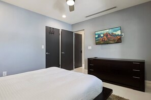 Tabla de planchar con plancha, wifi gratis y ropa de cama 