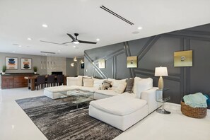 Smart TV, fireplace