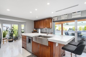 Kylskåp, mikrovågsugn, ugn och spishäll