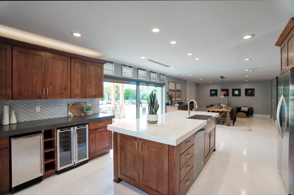 Kylskåp, mikrovågsugn, ugn och spishäll