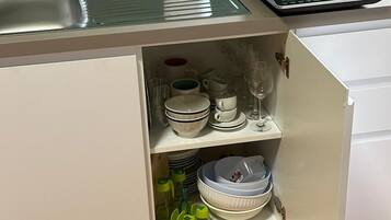 Frigorifero, microonde, piano cottura, macchina per tè/caffè