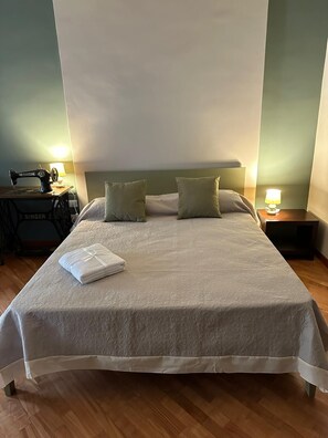 1 bedroom, desk, travel crib, bed sheets