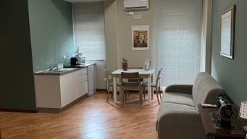 1 Schlafzimmer, Schreibtisch, Reisekinderbett, Bettwäsche