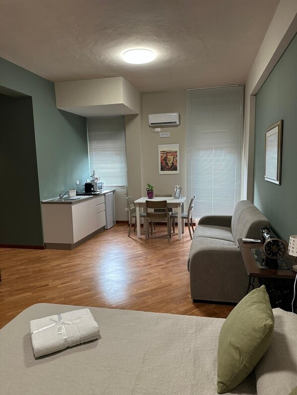 1 bedroom, desk, travel cot, bed sheets