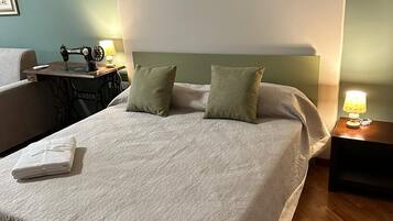 1 camera, una scrivania, culla da viaggio, lenzuola