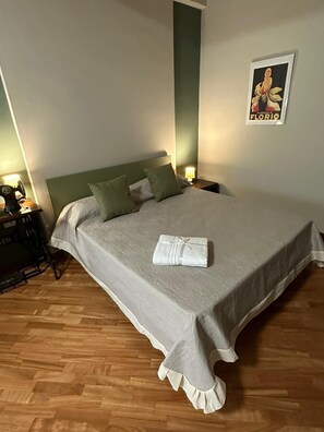 1 dormitorio, escritorio, cuna de viaje y ropa de cama