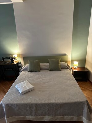 1 bedroom, desk, travel cot, bed sheets