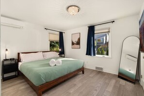 4 bedrooms, desk, iron/ironing board, WiFi