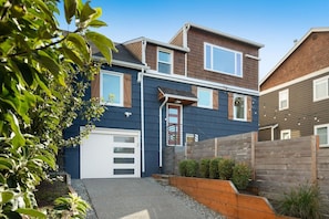 Exterior - 4 Bedroom Queen Anne Craftsmen (Seattle)