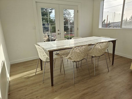 Dining. 2BR Lux Apartment | 5 Mins from Airport | Pets+
