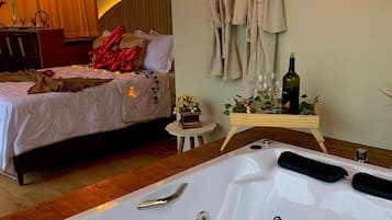 Deluxe Chalet, Jetted Tub, Mountain View | Private spa tub