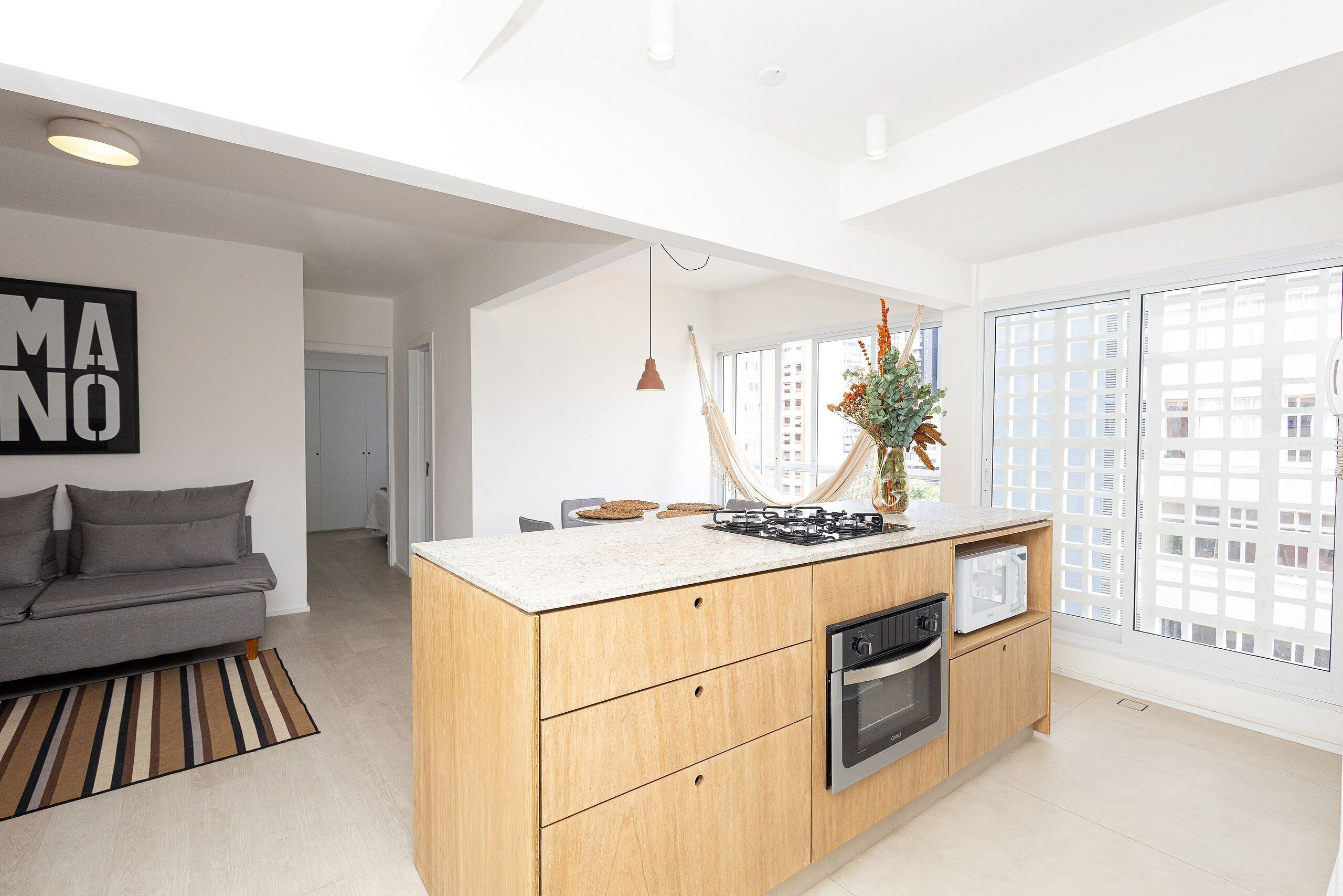 Geladeira, micro-ondas, fogão, talheres/pratos/utensílios de cozinha