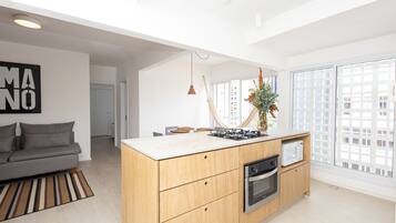 Réfrigérateur, micro-ondes, four