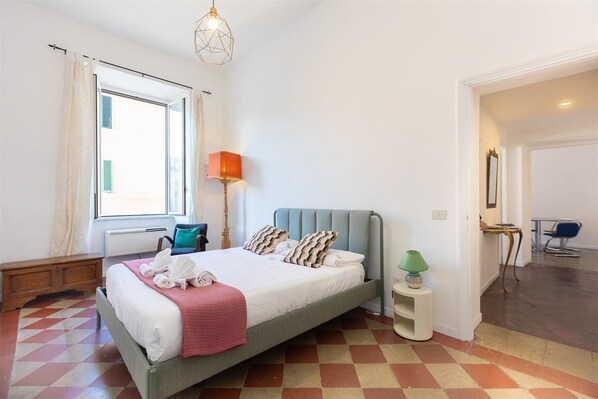 1 bedroom, iron/ironing board, internet, bed sheets