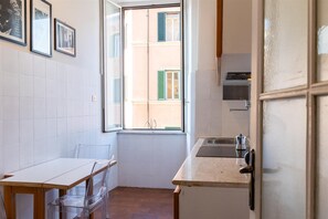 Kühlschrank, Herdplatte, Wasserkocher mit Kaffee-/Teezubehör, Toaster