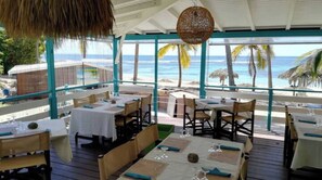Outdoor dining - Studio Kawane Anse des Rocks 303 Ground floor, sea side (Saint-François)
