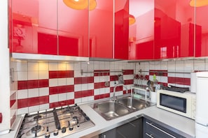 Fridge, microwave, stovetop, dishwasher - Trastevere Relax apartment (Rome)