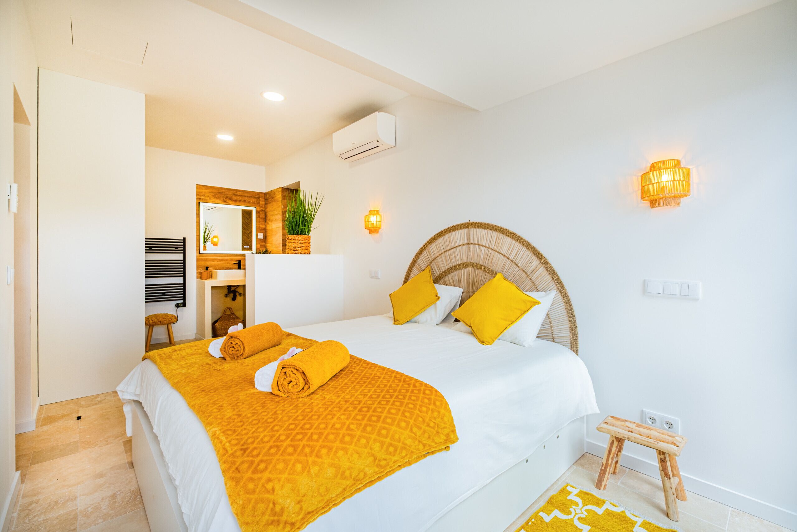 5 bedrooms, iron/ironing board, free WiFi, bed sheets