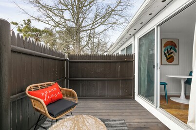 Charming Studio Dennis Port Getaway with WiFi and AC - Close to Beach!
