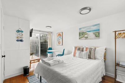 Charming Studio Dennis Port Getaway with WiFi and AC - Close to Beach!