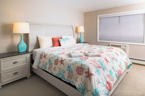 2 bedrooms, iron/ironing board, Internet, bed sheets - Heart of Narragansett Pier (Narragansett)
