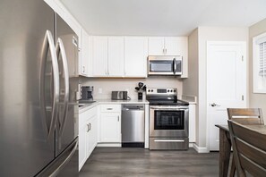 Fridge, microwave, oven, stovetop - Heart of Narragansett Pier (Narragansett)