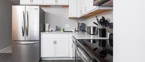 Réfrigérateur, four à micro-ondes, un four, surface de cuisson