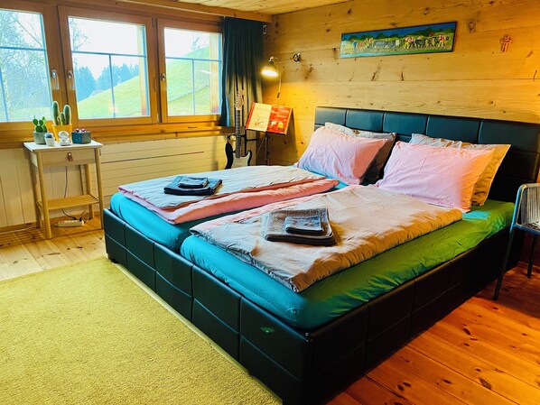 4 Schlafzimmer, Schreibtisch, Bügeleisen/Bügelbrett, Reisekinderbett