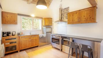 Comfort House, 3 Bedrooms, Garden View | Private kitchen | Electric kettle