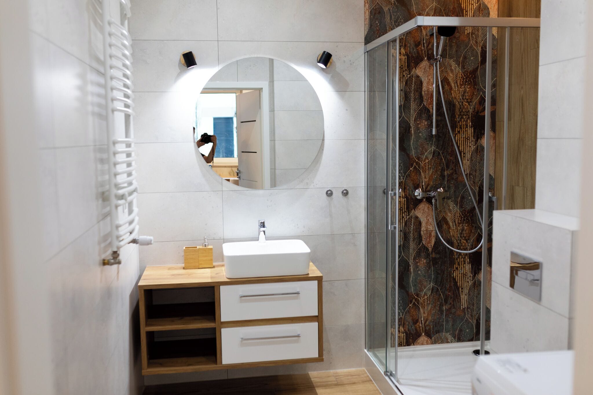 Een haardroger, handdoeken, zeep, toiletpapier