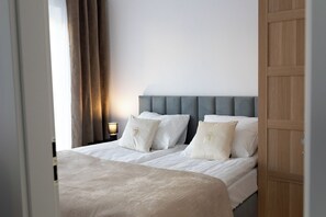 Tabla de planchar con plancha, wifi y ropa de cama 